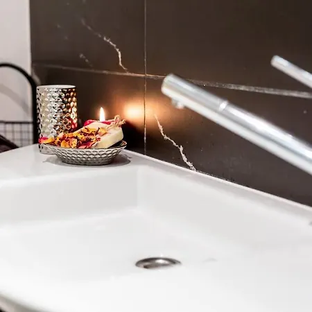 Elegant And Cozy In The Amazing Part Of Downtown Apartment Warsaw