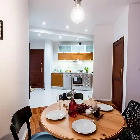 Elegant And Cozy In The Amazing Part Of Downtown *